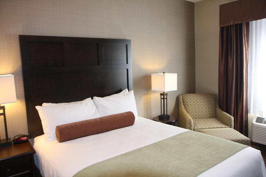 Best Western Plus Okotoks Inn & Suites Room photo