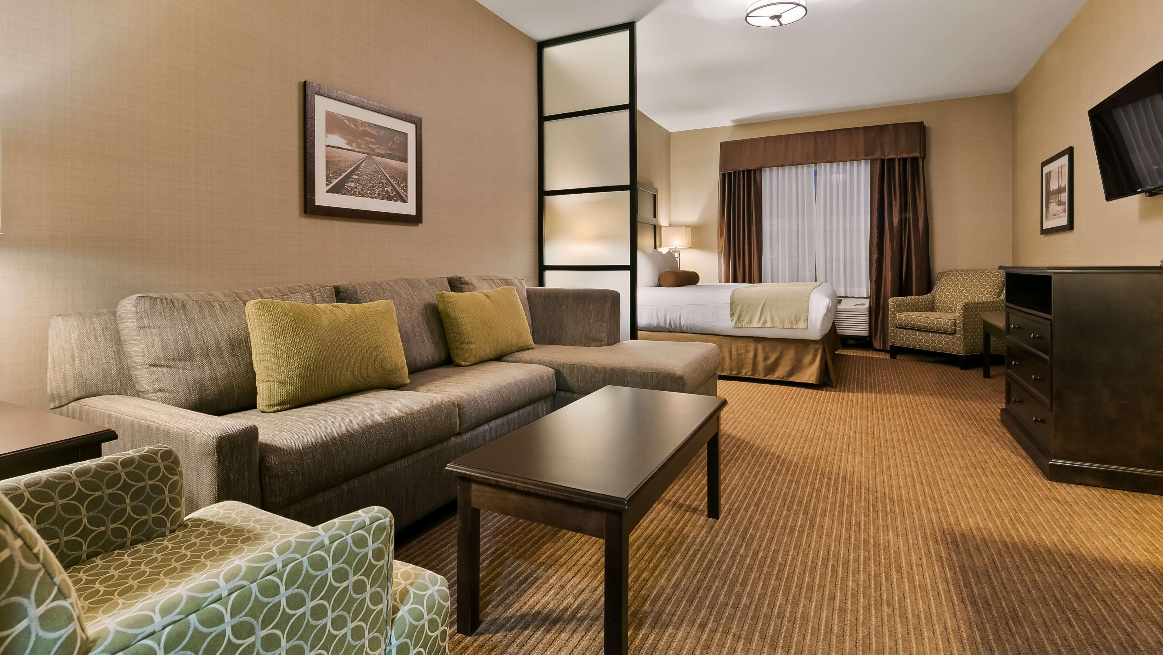 Best Western Plus Okotoks Inn & Suites Exterior photo