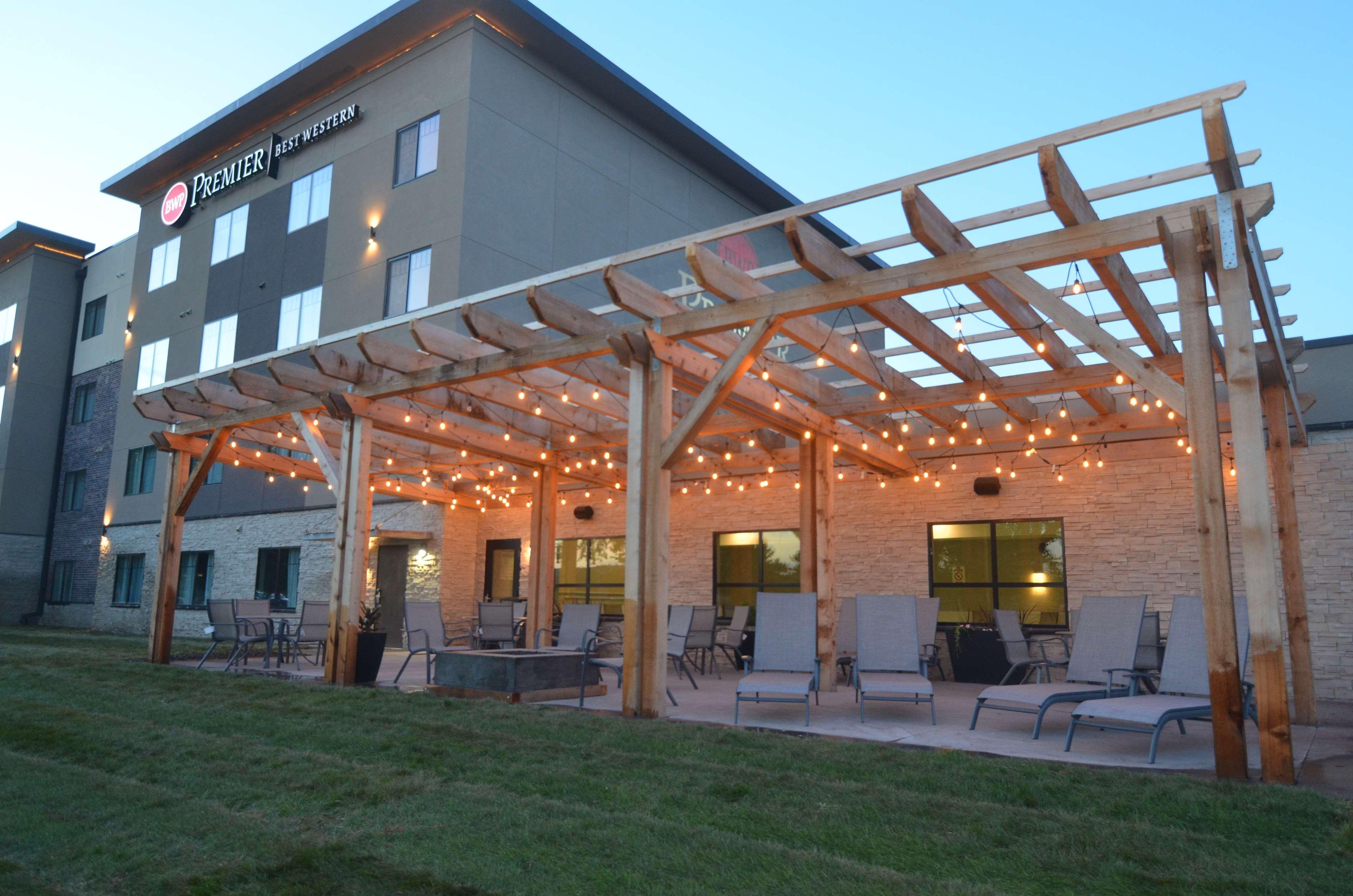 Best Western Plus Okotoks Inn & Suites Exterior photo