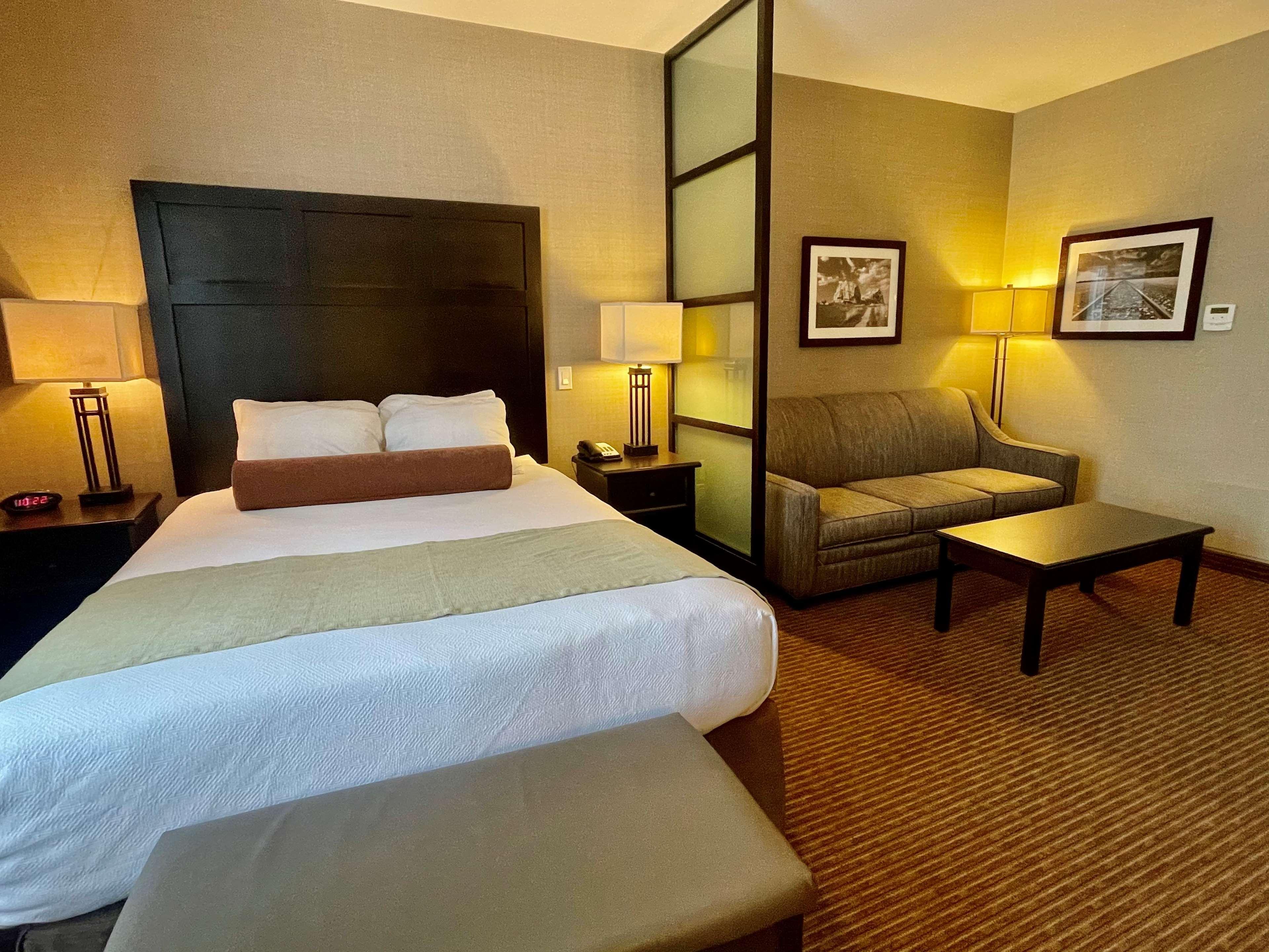 Best Western Plus Okotoks Inn & Suites Exterior photo