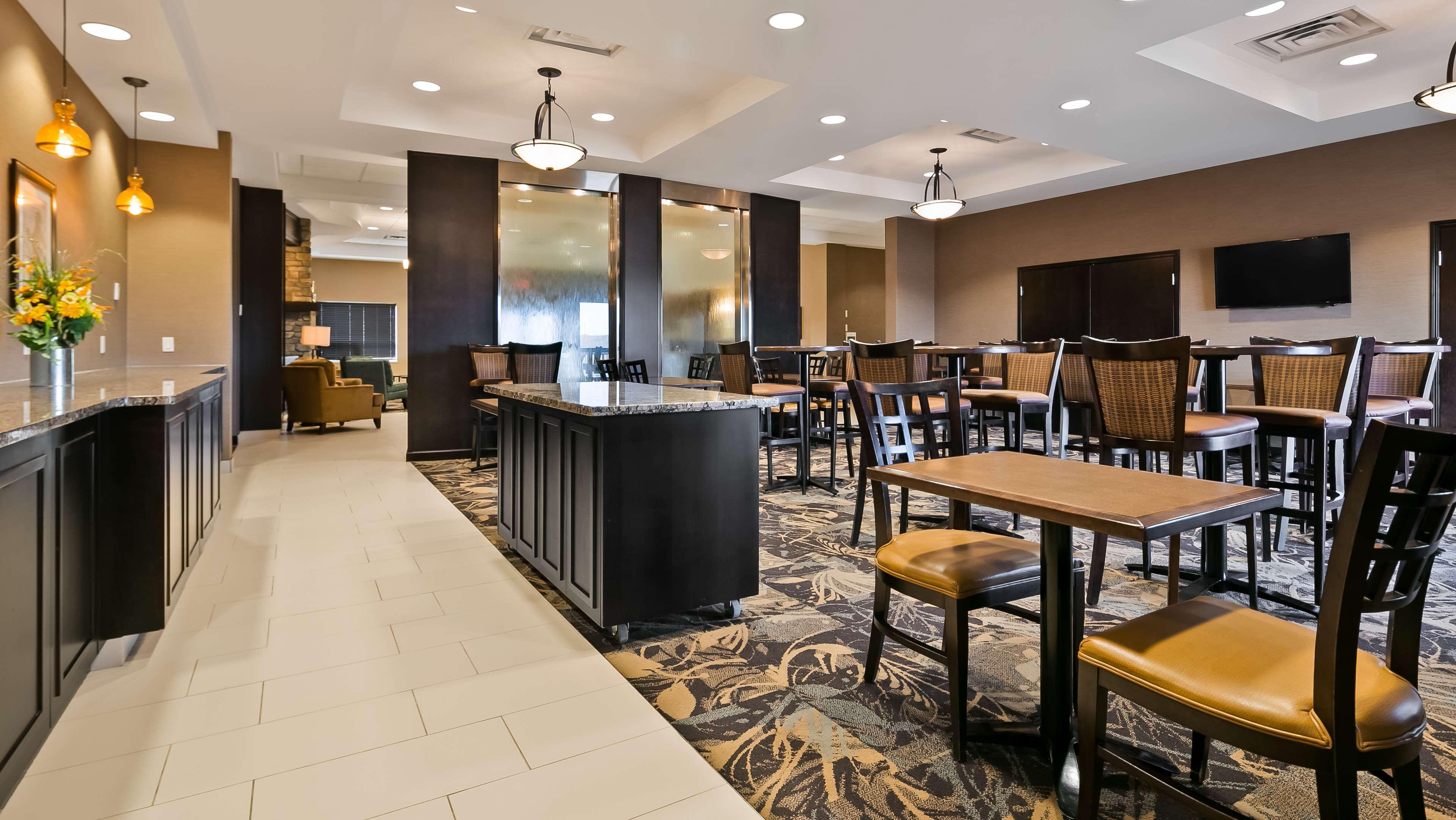 Best Western Plus Okotoks Inn & Suites Exterior photo