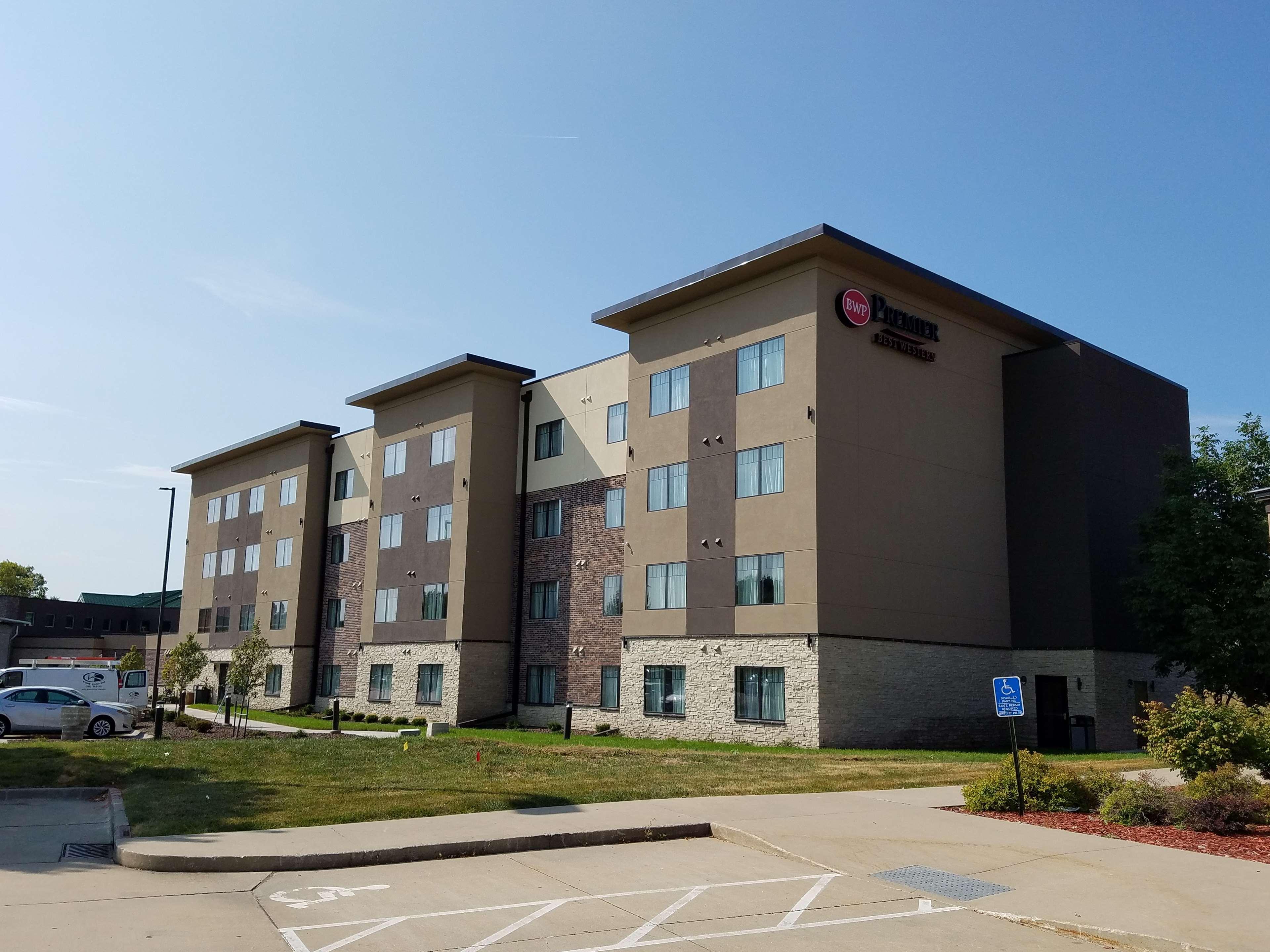 Best Western Plus Okotoks Inn & Suites Exterior photo